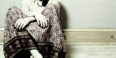 Sitting woman on the ground